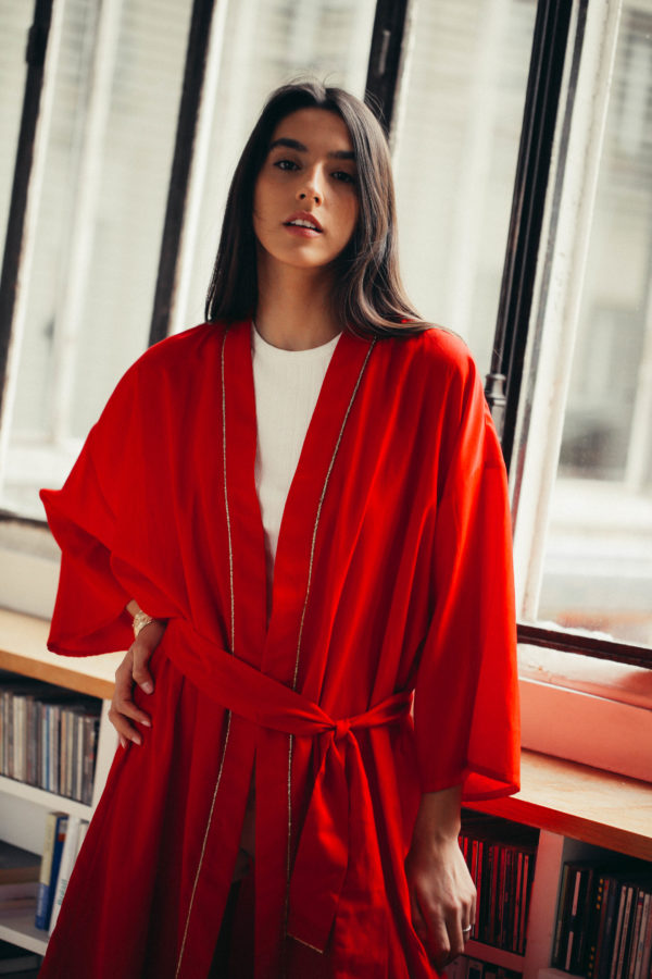 Kimono rouge pour femme en coton et fabriqué en France.